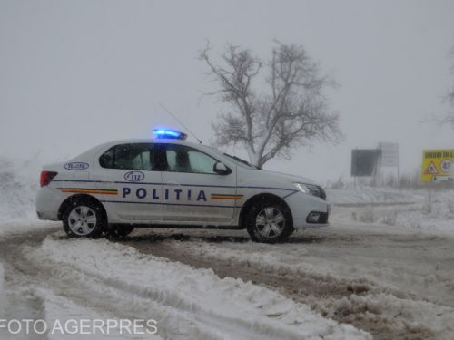 Noapte de viscol și ninsori în toată România: drumuri închise, maşini înzăpezite şi copaci căzuţi. A fost afectat și mersul trenurilor