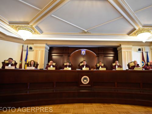 Surse: CCR a hotărât că legea privind interzicerea cumulului pensiei cu salariul este neconstituțională