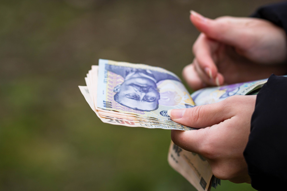 Patronii, obligați să majoreze salariul minim în 2024. Paradoxal, angajații vor lua în mână mai puțin decât acum