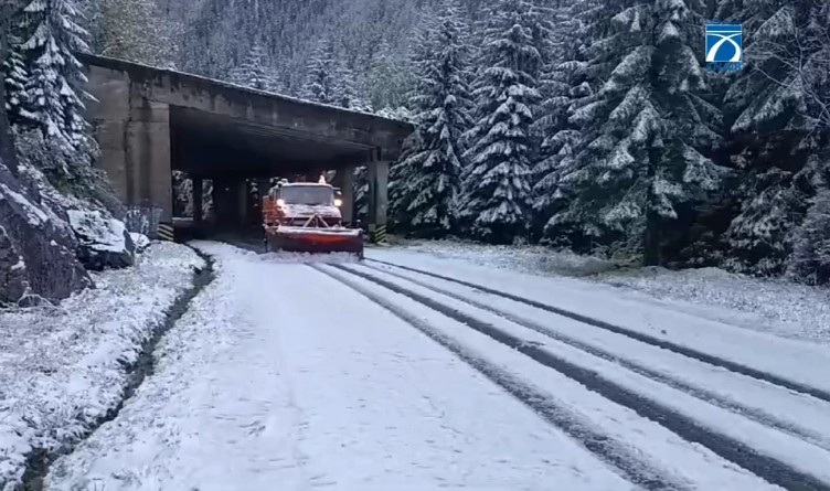 Prima zăpadă pe Transfăgărășan. A nins și în Bucovina și la Voineasa
