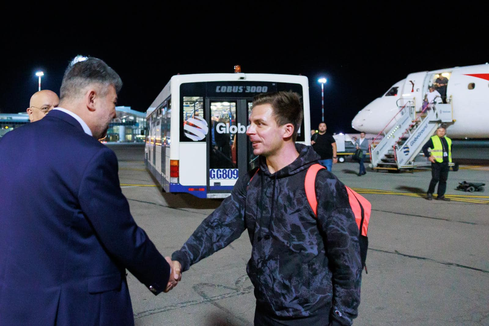 Primul pacient român tratat în străinătate după exploziile de la Crevedia a revenit în țară. Ce mesaj a transmis premierul Ciolacu