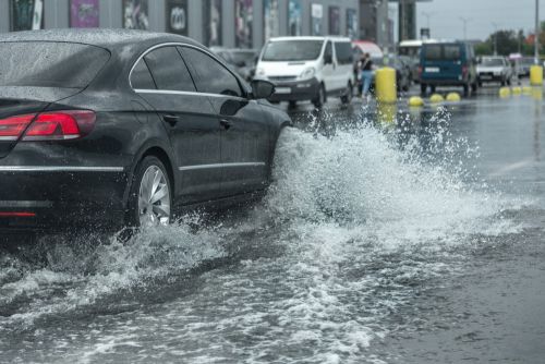 România se confruntă cu condiții meteo severe: ploi, vânt puternic și scăderea temperaturilor