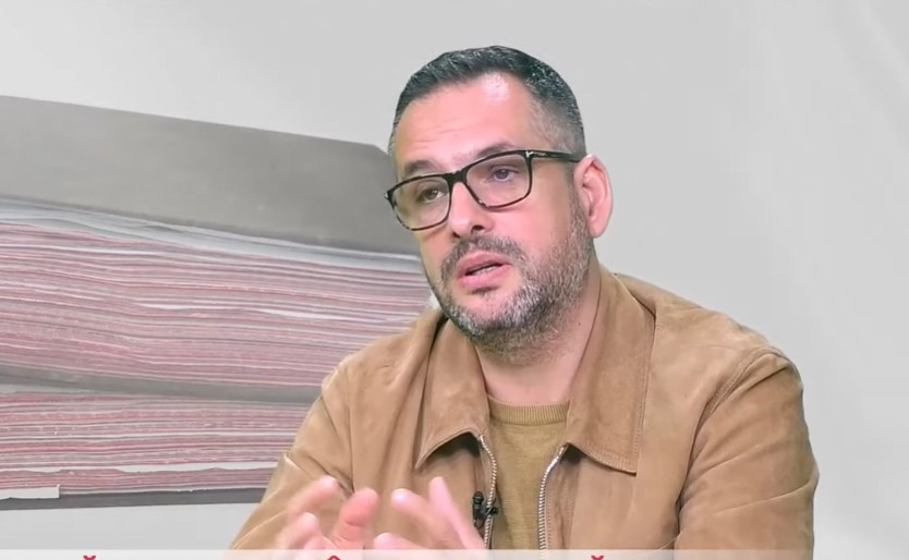 Problemele de sănătate l-au făcut pe Mădălin Ionescu să dea jos 13 kilograme în 3 luni de zile. Prezentatorul tv a luat o decizie drastică, după ce s-a confruntat cu probleme serioase de sănătate.