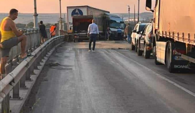 Accident pe Podul Prieteniei Giurgiu - Ruse. Traficul este blocat