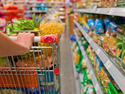 Alimentele de bază, mai ieftine cu până la 40% în perioada următoare. Analiștii economici: retalilerii își vor compensa singuri reducerile de prețuri