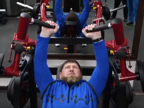 Ramzan Kadîrov contrazice zvonurile despre sănătatea sa printr-un videoclip la sala de forță