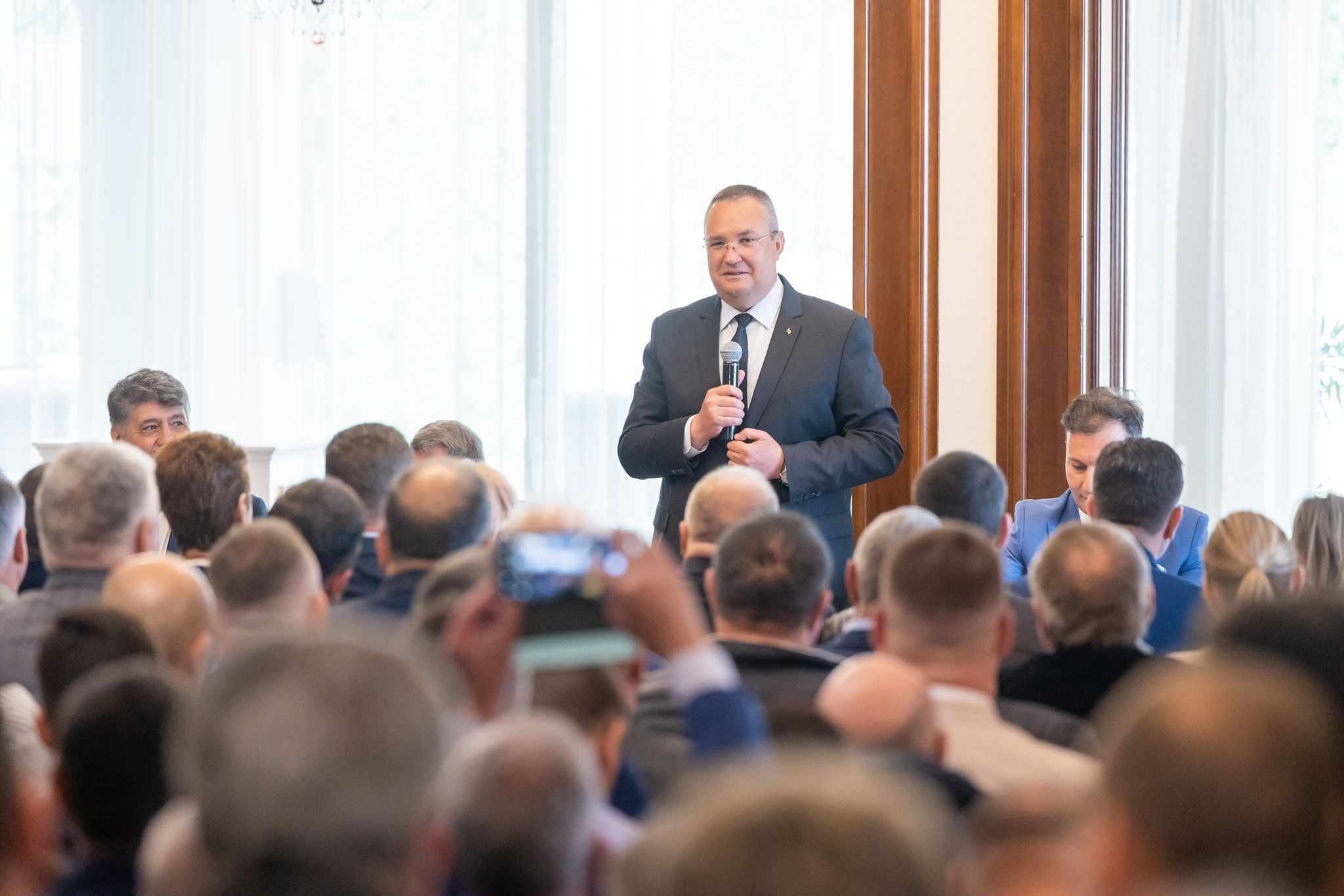 Guvernul nu se grăbește să facă economii promise la buget. Variante pentru a reduce cheltuielile: supraimpozitarea și înghețarea angajărilor la stat