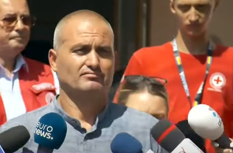 Primarul din Crevedia, fugărit de localnici, s-a ascuns într-un magazin. Ajuns la sediul Primărie, s-a baricadat în birou