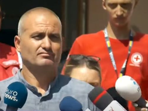 Primarul din Crevedia, fugărit de localnici, s-a ascuns într-un magazin. Ajuns la sediul Primărie, s-a baricadat în birou