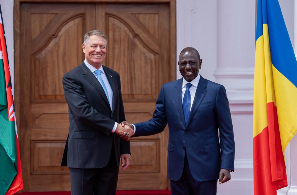 Iohannis, primit cu lei împăiați în Africa. Analist: „Miza economică e nulă. Din Kenya primim doar e-mailuri că am câștigat moșteniri”