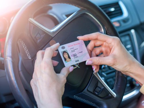 Comisia Europeană propune noi măsuri de modernizare a permiselor de conducere