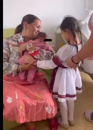 Adriana Simionescu, primele imagini cu fiica sa. Întrega familie este în culmea fericirii: „Un bebeluș foarte cuminte”