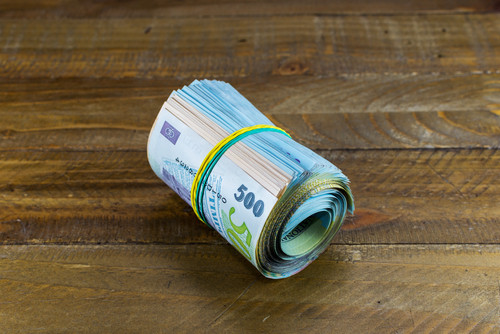 5 motive pentru a nu ține banii „la saltea” în 2023. Ce ne sfătuiesc managerii de bani