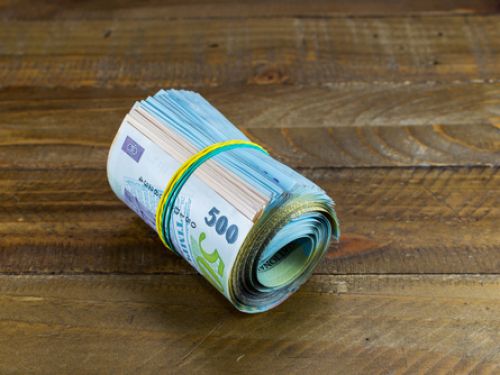 5 motive pentru a nu ține banii „la saltea” în 2023. Ce ne sfătuiesc managerii de bani