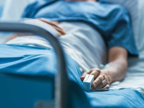 Anchetă internă și dosar penal după ce un pacient a fost legat de pat într-un spital din Brăila