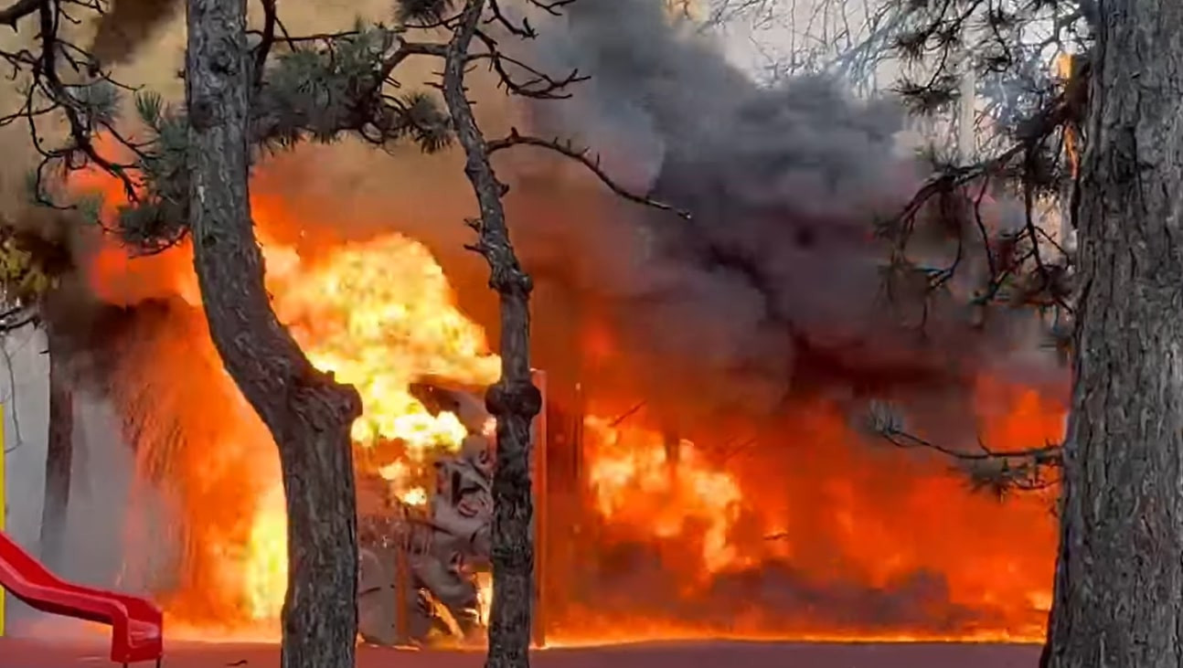 VIDEO Incendiu puternic la un loc de joacă din cartierul Titan din Capitală