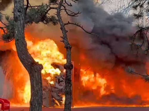 VIDEO Incendiu puternic la un loc de joacă din cartierul Titan din Capitală