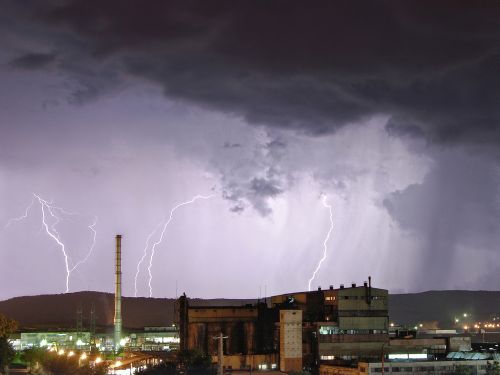 ANM, avertizare de vreme rea în toată țara: ploi torențiale, descărcări electrice și grindină, până miercuri
