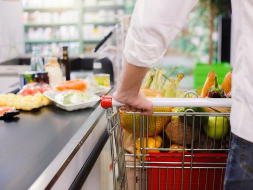Scumpirile aduse de ieftiniri. Cât vor costa pâinea, laptele și carnea după plafonarea TVA de la 1 august