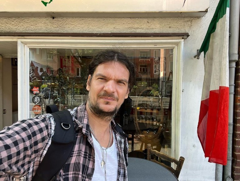 Tudor Chirilă, indignat după ce o fană l-a pozat în metrou. „#lipsădeeducație”