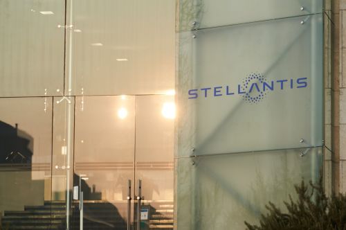 Planul secret al Stellantis: hibridele vor salva industria auto?