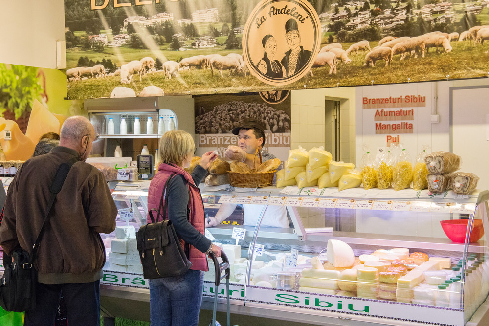 Negocieri pentru ieftinirea alimentelor. Lista cu produsele care vor avea prețul plafonat