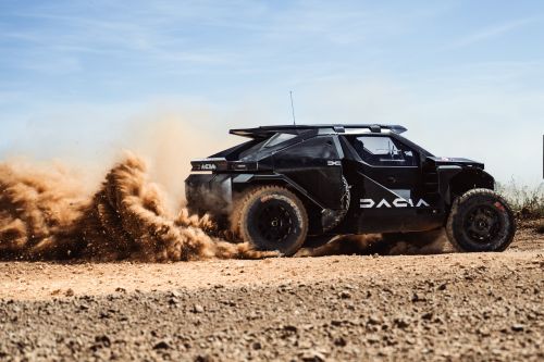 Dacia surprinde cu un nou prototip: Sandrider de Dakar trece primele teste cu brio