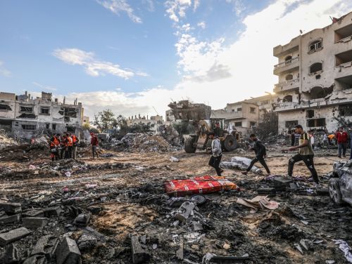 Raportoarea ONU acuză Israelul de acte de genocid în Fâşia Gaza, în timp ce SUA continuă paraşutarea ajutoarelor umanitare