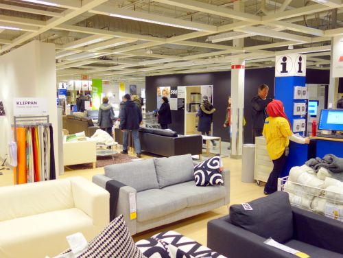 Scandalul salariilor IKEA: cât se câștigă în România și cât în Spania, dar și cum a stabilit compania salariile la Timișoara