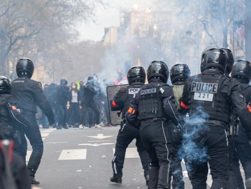 Protestele violente din Franța continuă. Sute de persoane au fost arestate