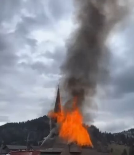 Incendiu puternic la biserica de lemn din Borșa