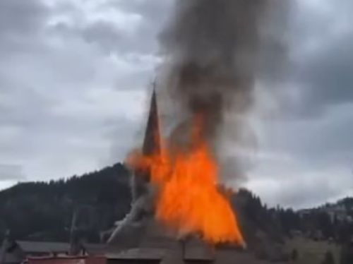 Incendiu puternic la biserica de lemn din Borșa