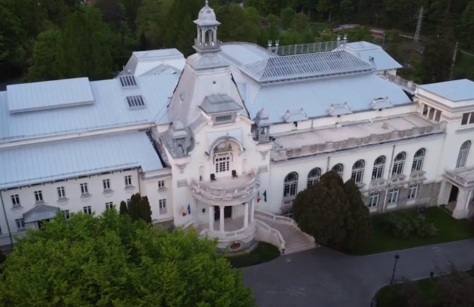 Tunelul secret prin care bogații plecau cu banii de la Casino Sinaia. A fost închis în perioada comunistă