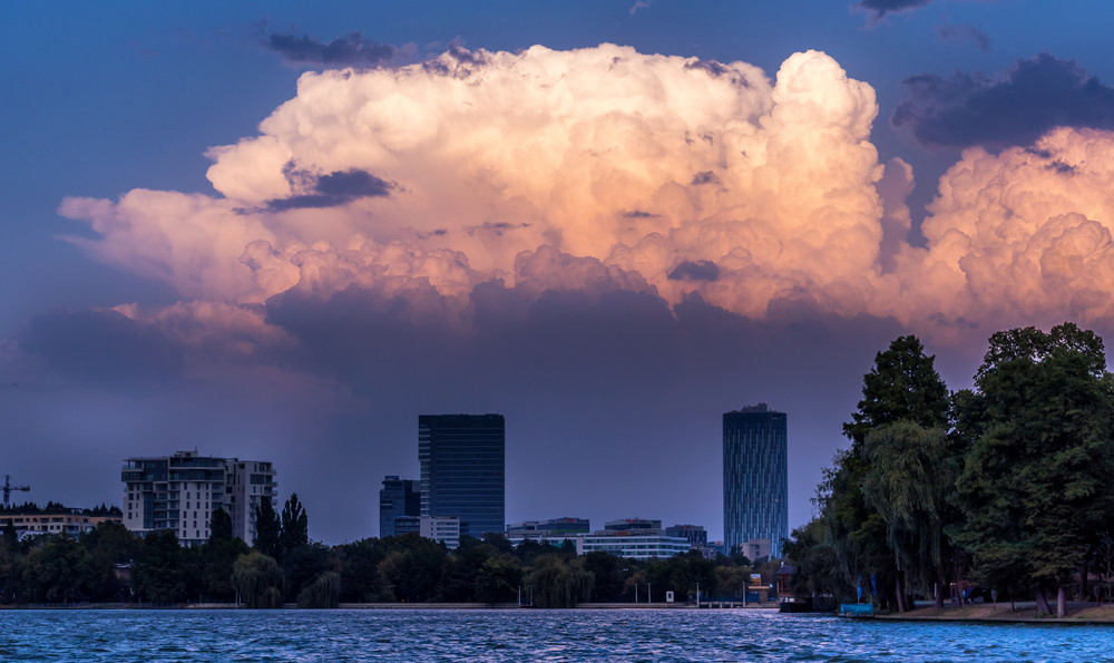 Cod portocaliu de vânt puternic în București și alte 19 județe