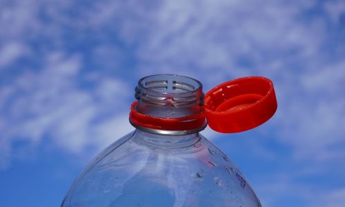 Noua regulă pentru sticlele de plastic care schimbă totul!