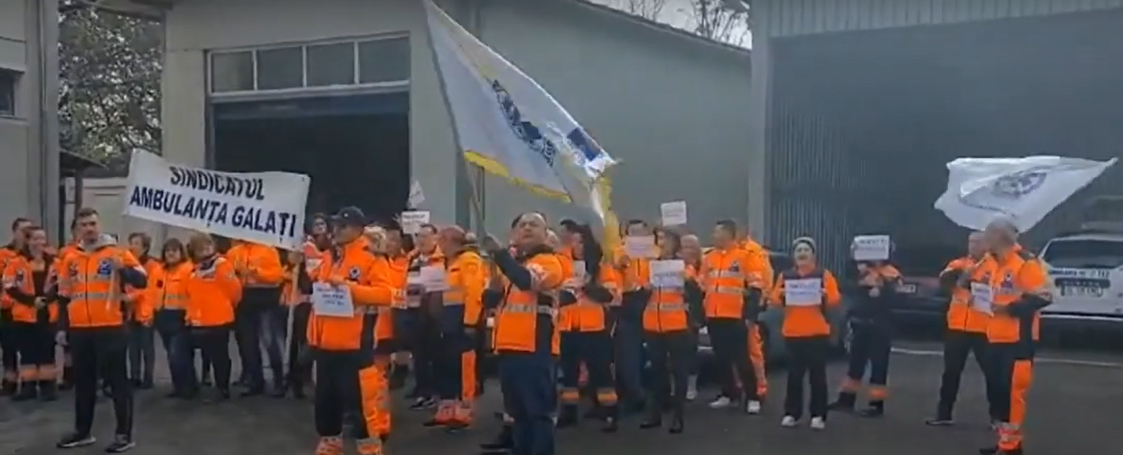 Ambulanțierii din toată țara au început greva după votul pentru noua lege a pensiilor