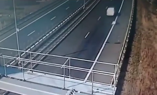 Bărbatul care s-a aruncat din mașină la 100 km/h și-ar fi înșelat iubita, iar ea l-a confruntat. Femeia ar fi salvat câinele în loc să-și oprească partenerul