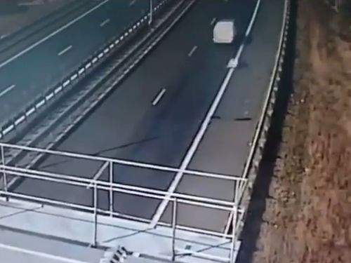 Bărbatul care s-a aruncat din mașină la 100 km/h și-ar fi înșelat iubita, iar ea l-a confruntat. Femeia ar fi salvat câinele în loc să-și oprească partenerul