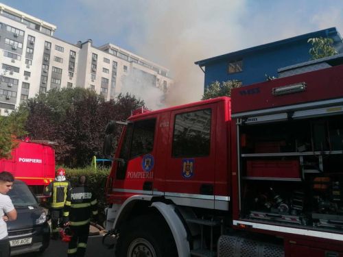 Incendiu în zona Piața Muncii din Capitală: 6 persoane au necesitat îngrijiri medicale; flăcări uriașe, case și apartamente distruse