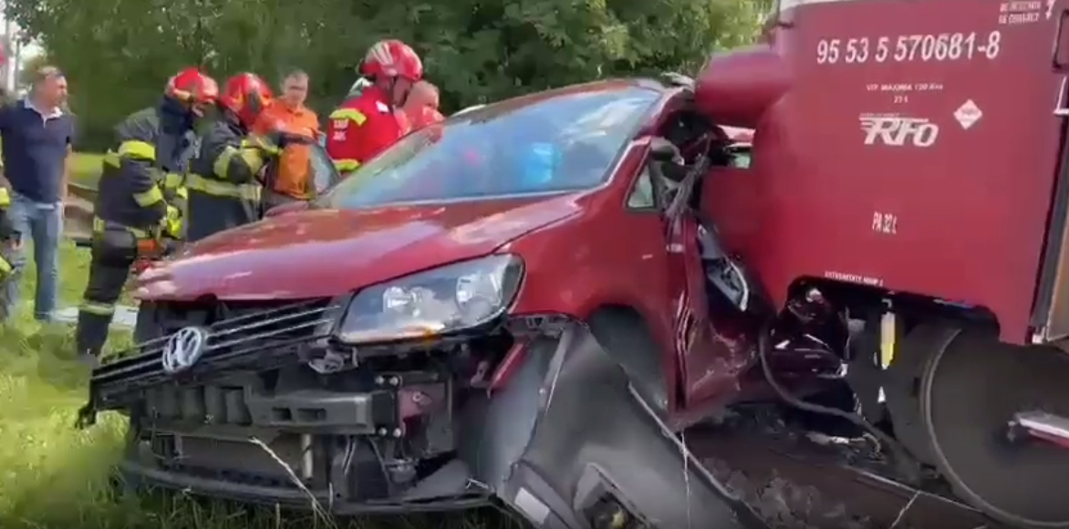 Accident feroviar în Brașov. O mașină a fost lovită de tren. Impactul, soldat cu șase victime