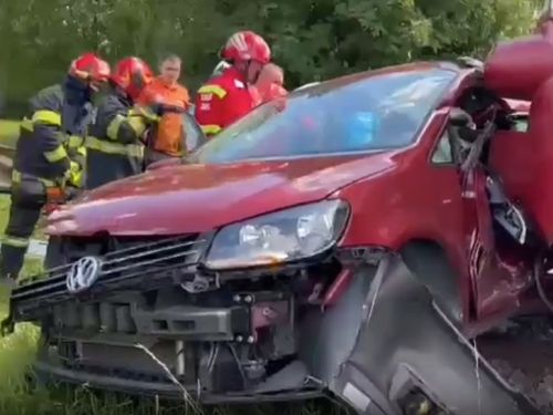 Accident feroviar în Brașov. O mașină a fost lovită de tren. Impactul, soldat cu șase victime