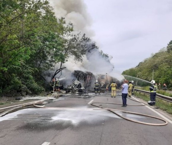 Traficul, blocat pe Centura Capitalei: o cisternă a luat foc după impactul cu un TIR; o persoană a murit