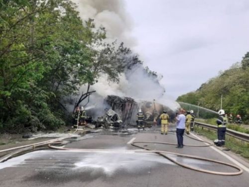 Traficul, blocat pe Centura Capitalei: o cisternă a luat foc după impactul cu un TIR; o persoană a murit