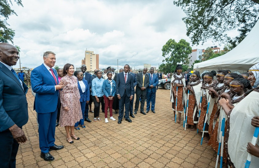 Carmen Iohannis, dans pe ritmuri africane. Cum a reacționat Klaus Iohannis când a fost invitat să se alăture