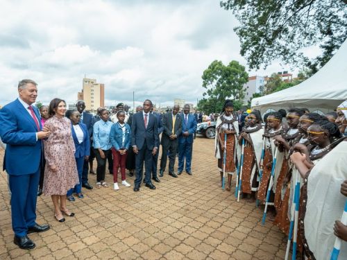 Carmen Iohannis, dans pe ritmuri africane. Cum a reacționat Klaus Iohannis când a fost invitat să se alăture