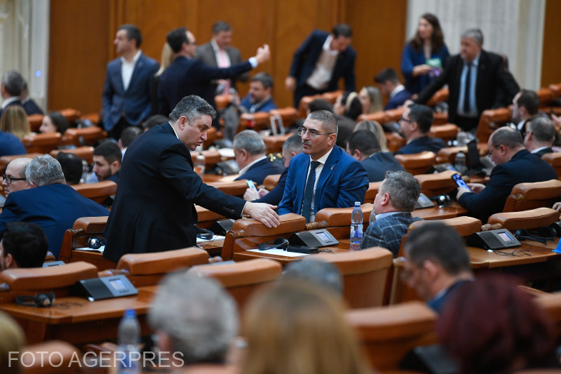 Surse: Parlamentul se va reuni săptămâna viitoare pentru eliminarea pensiilor speciale ale parlamentarilor. Rămâne în analiză proiectul privind interzicerea cumulului pensiei cu salariul