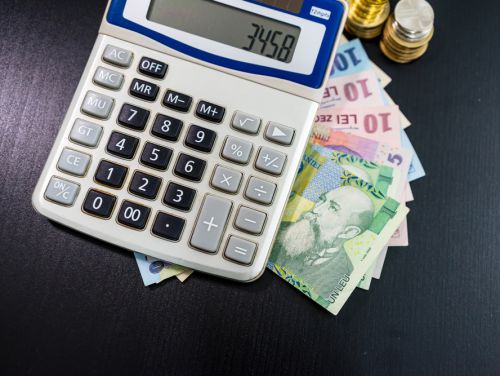 Românii datori la bancă, tot mai puțin spațiu de manevră. Cine va plăti rate mai mari din aprilie