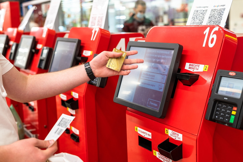 Plata cu bani cash, restricționată în anumite magazine, din 2024. Ce produse trebuie achitate cu card bancar și de ce a luat Guvernul această măsură