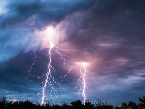 Alertă meteo. Cod galben și cod portocaliu de furtuni și ploi torențiale