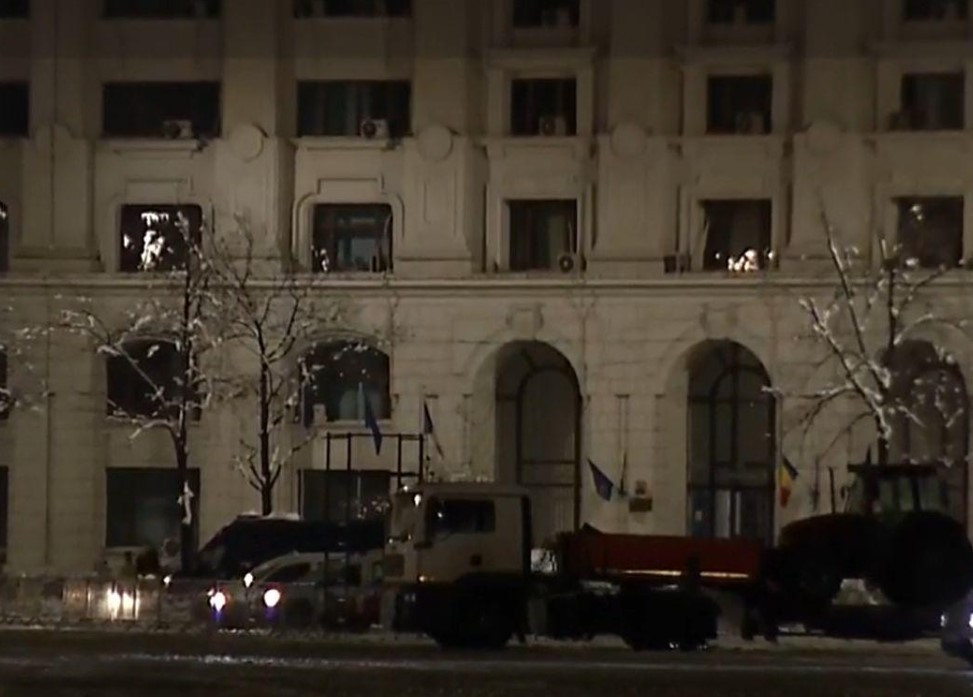 Cum a eșuat marele miting din București. Singurul protestatar prezent în Piața Constituției era chiar organizatorul